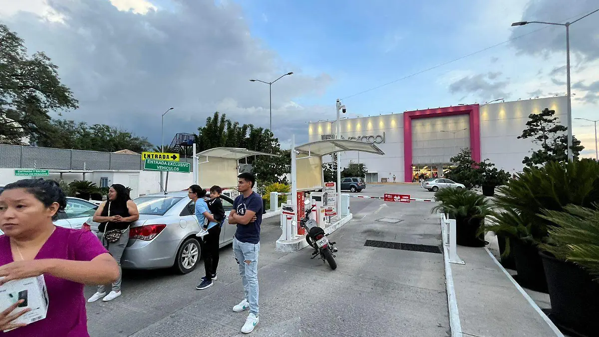 Familia se manifiesta en Plaza Moraleda por el robo de su vehículo, piden se hagan responsables